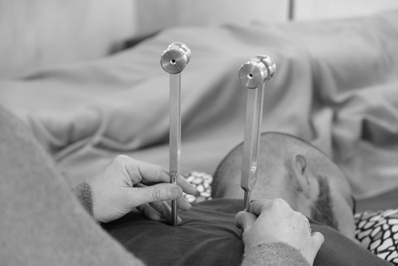 La formation en Sonologie intègre l'apprentissage de la pratique des diapasons en séance